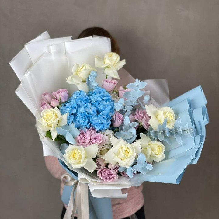 Дизайнерский букет "Блю скайфорт" в Архангельске