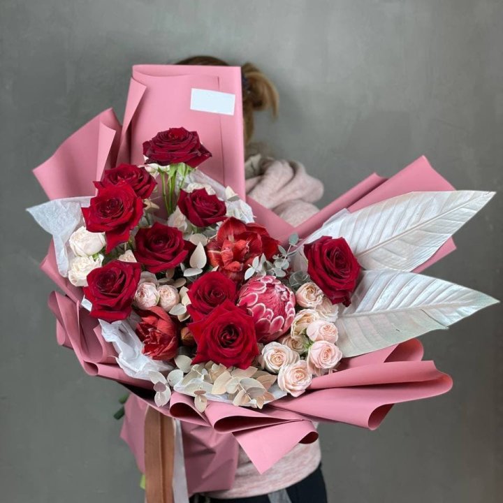 Дизайнерский букет "Ред Вильвет" в Архангельске