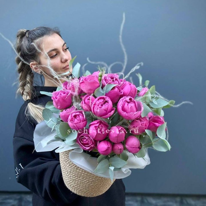 Пионовидные розы  в джутовом кашпо  в Архангельске