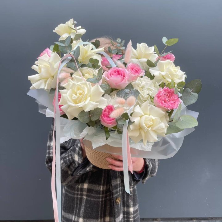 Кашпо с розами в Архангельске