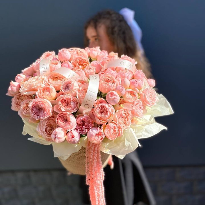 Кустовые розы Джульетта в джутовом кашпо в Архангельске