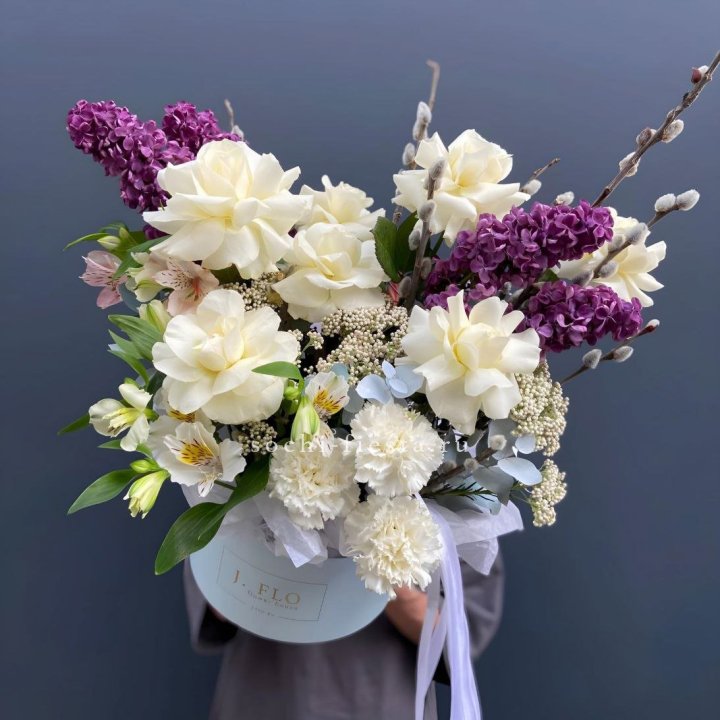 Цветочный бокс Французских роз и Сирени в Архангельске