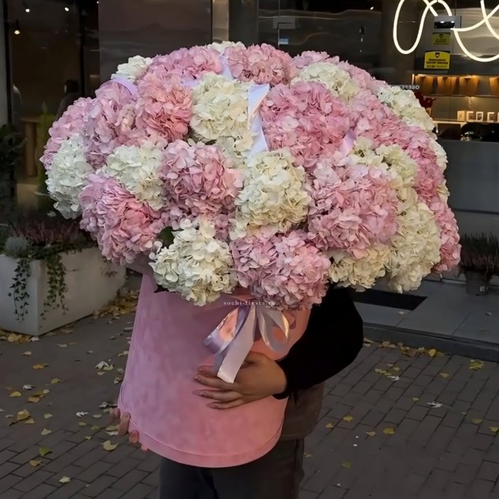 Дизайнерский цилиндр с гортензиями  в Архангельске