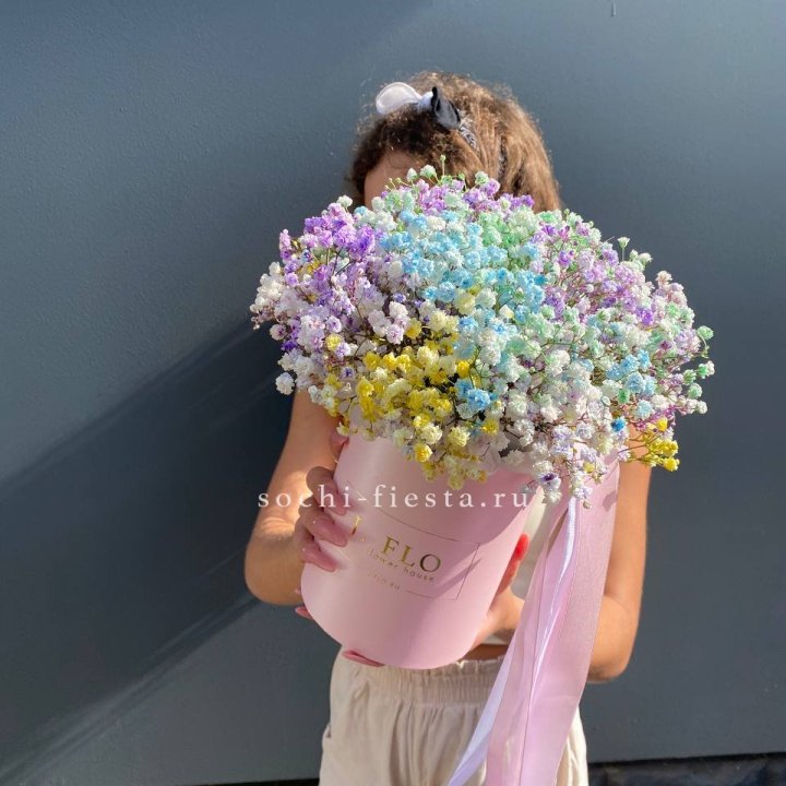 Радужные гипсофилы в шляпной коробке в Архангельске