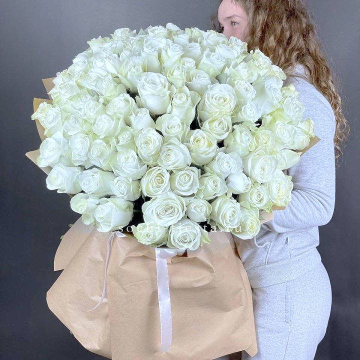 101 белая высокая импортная роза в Архангельске