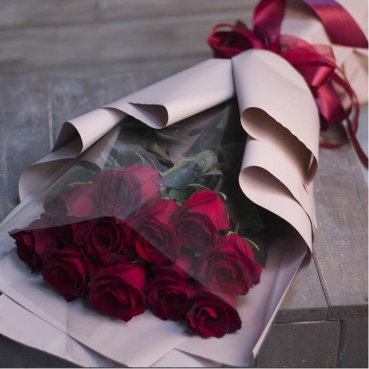 11 голландских роз в оформлении в Архангельске
