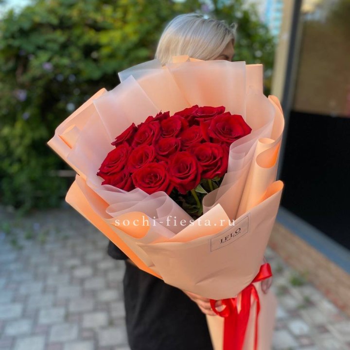 15 голландских роз в оформлении в Архангельске