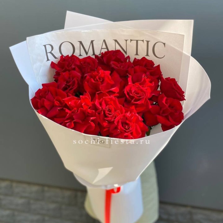 19 высоких роз в оформлении в Архангельске