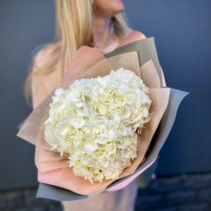 Букет из трёх белых гортензий в Архангельске