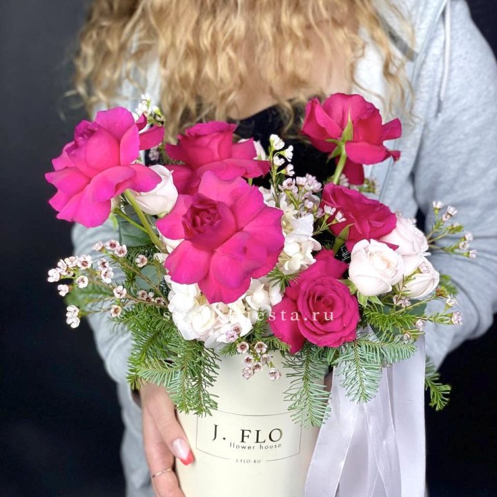 Новогодняя композиция в коробке пинк розе в Архангельске