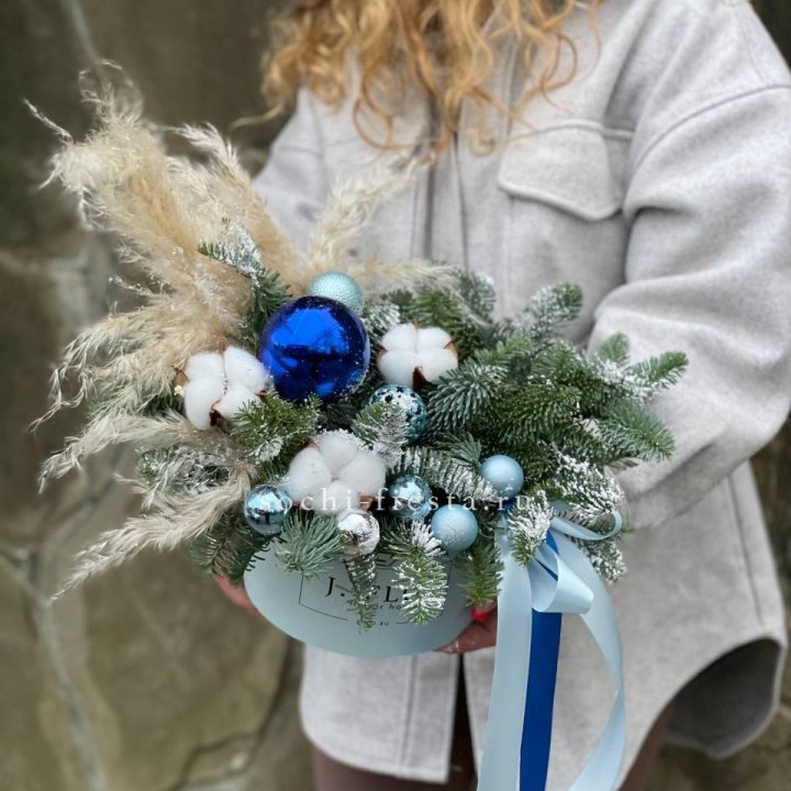 Новогодняя композиция в коробке блю в Архангельске