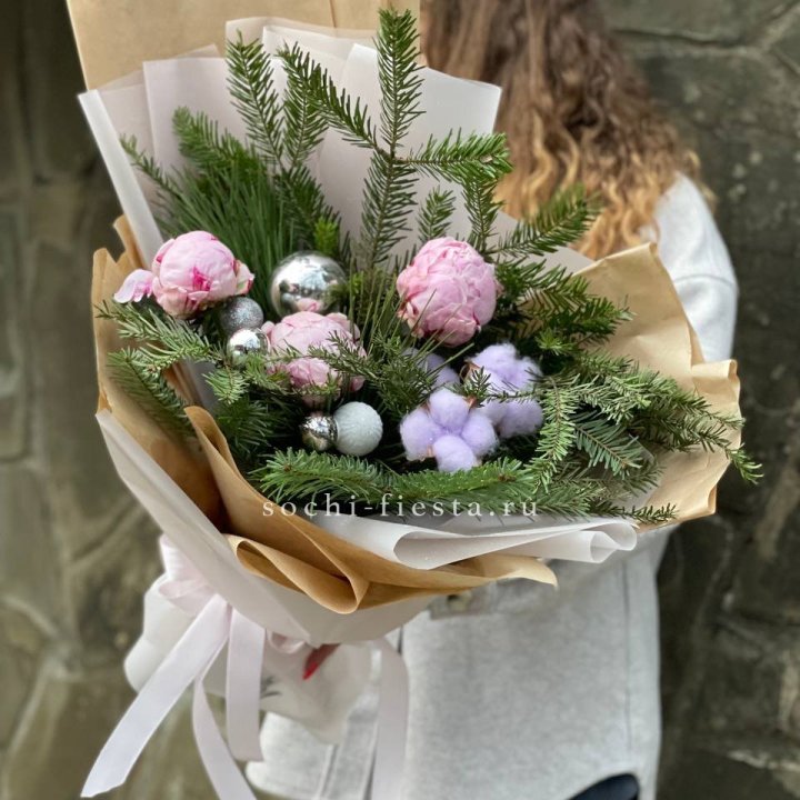 Новогодний букет с пионами  в Архангельске