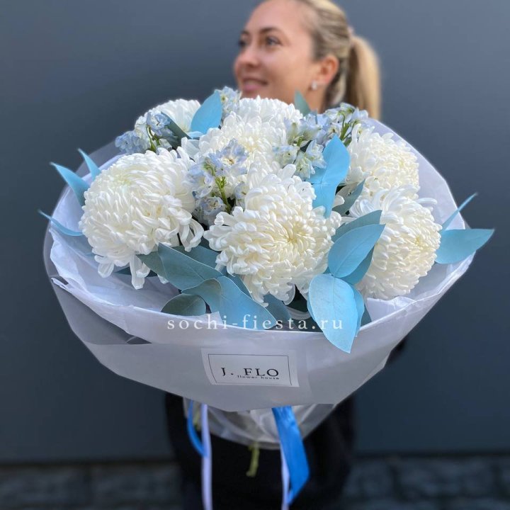 Букет хризантем Бигуди и дельфиниума  в Архангельске