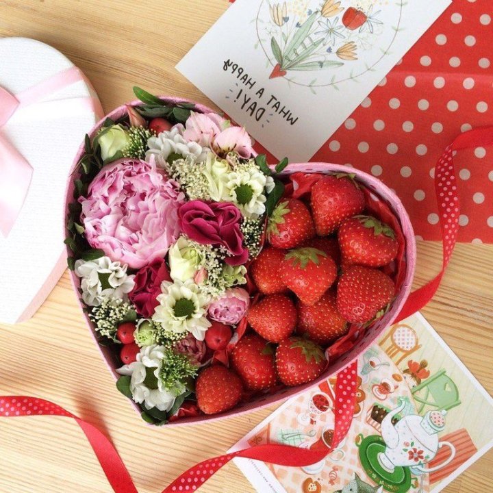 Бокс с клубникой и цветами в Архангельске