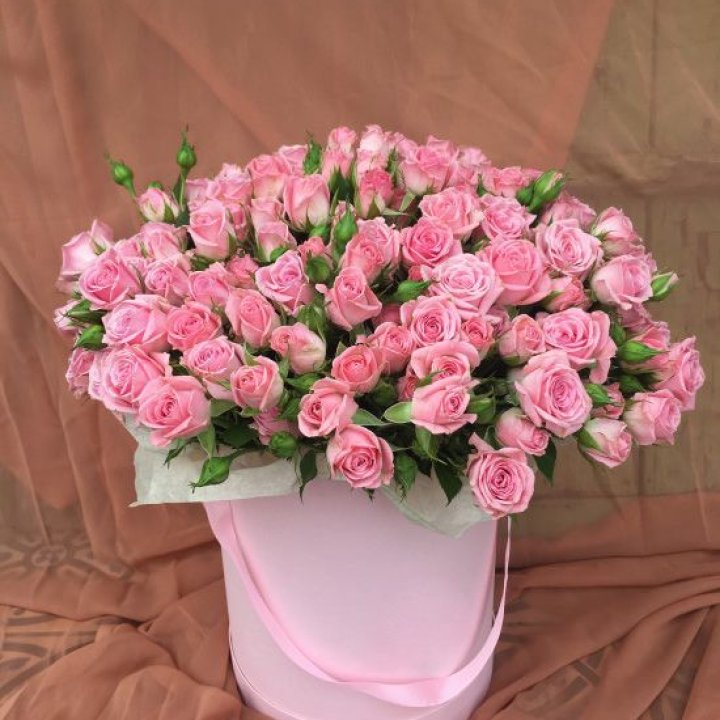 Кустовые розы в коробке в Архангельске