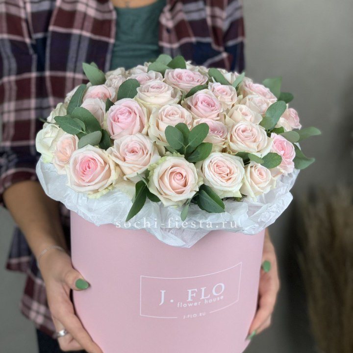 35 розовых роз в цилиндре в Архангельске