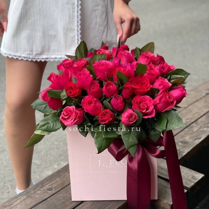 55 алых роз в кубе в Архангельске