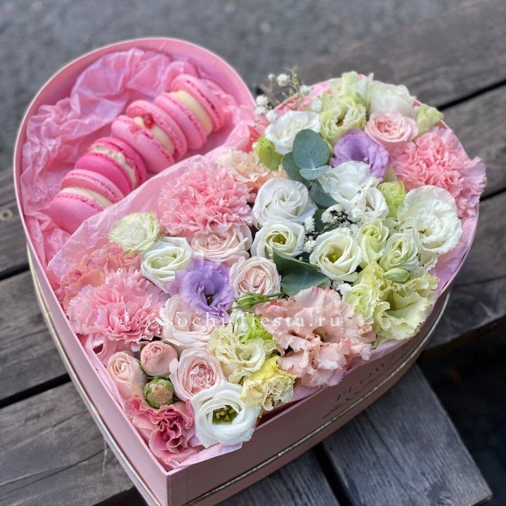 Бокс-сердце с макарон "Пинк" в Архангельске