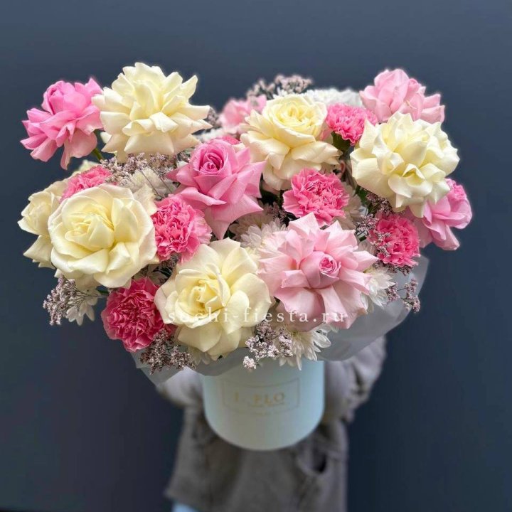 Коробка французских роз и диантусов "Бони" в Архангельске