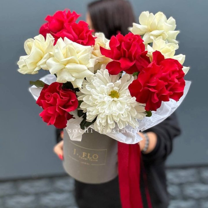 Французские розы с хризантемой в боксе в Архангельске