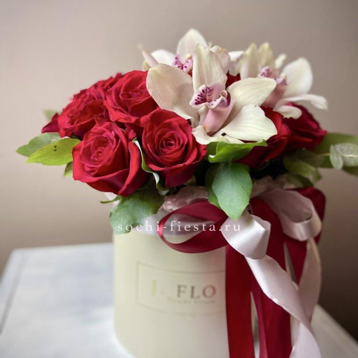 Розы и орхидеи в боксе в Архангельске