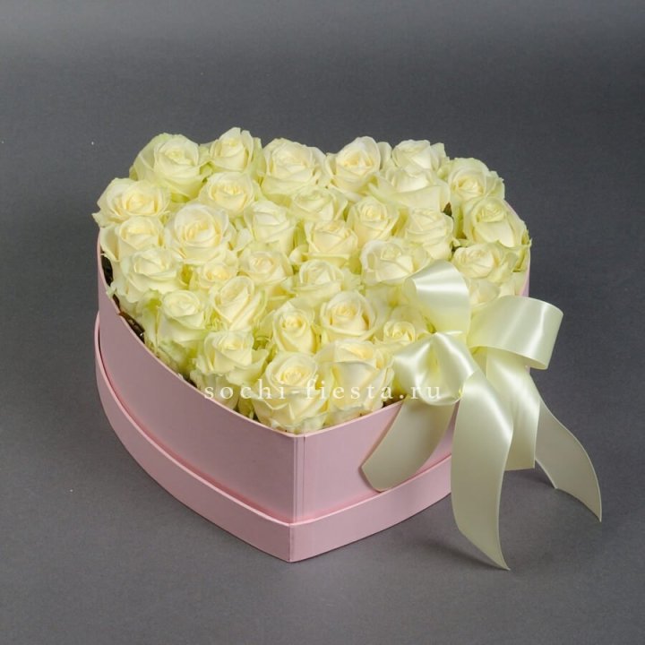 35 белых роз в коробке "Сердце" в Архангельске