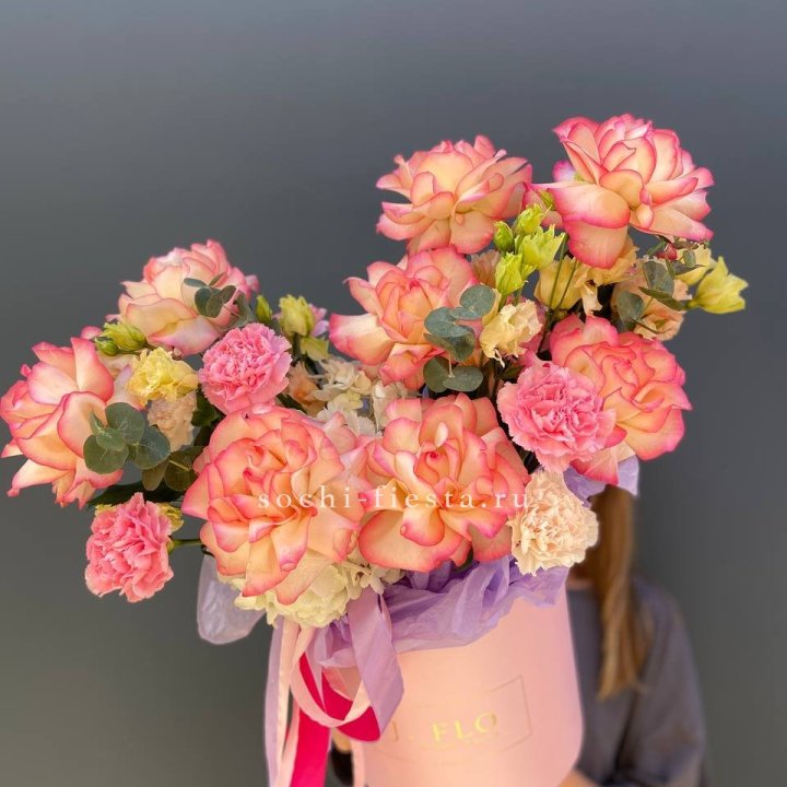 Бокс нежный с розами в Архангельске