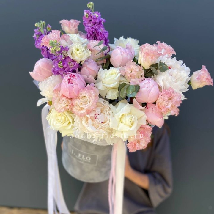 Дизайнерский цилиндр с пионами "Ривьера" в Архангельске