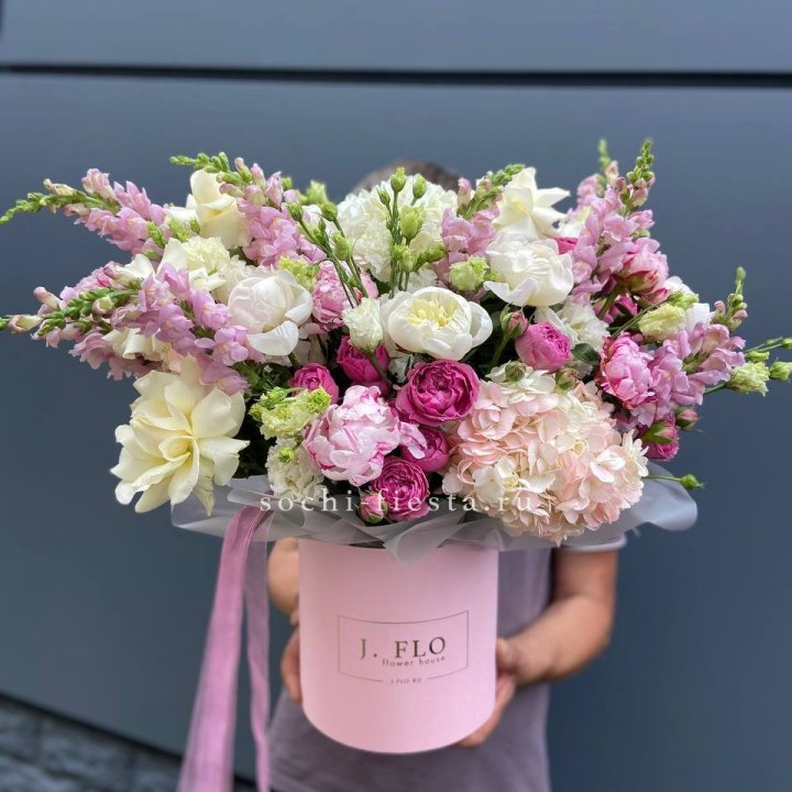 Дизайнерский цилиндр с пионами "Саманта" в Архангельске