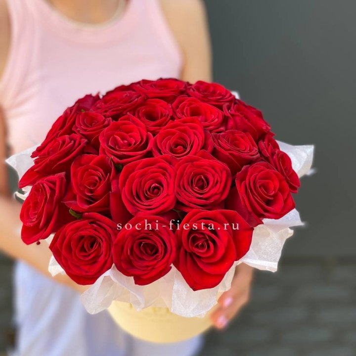 Красные розы в цилиндре в Архангельске