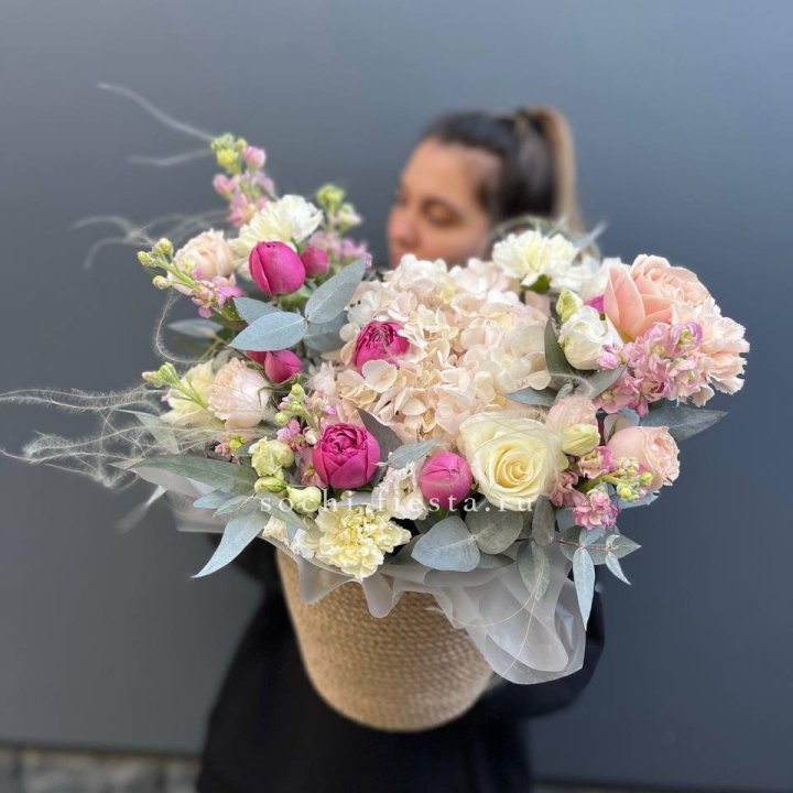 Цветочная композиция в джутовом боксе  в Архангельске