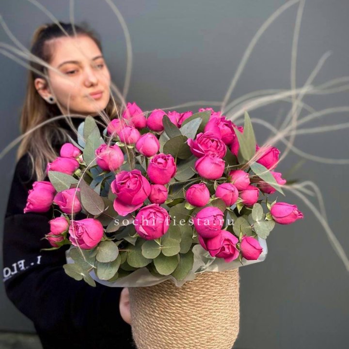 Пионовидные розы Мисти Бабблс в джутовом кашпо в Архангельске