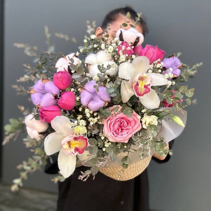 Орхидея и розы в джутовом кашпо в Архангельске