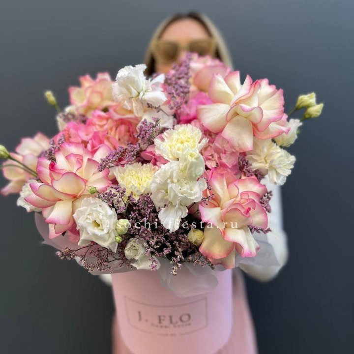 Цветочная композиция "Глория" в боксе в Архангельске