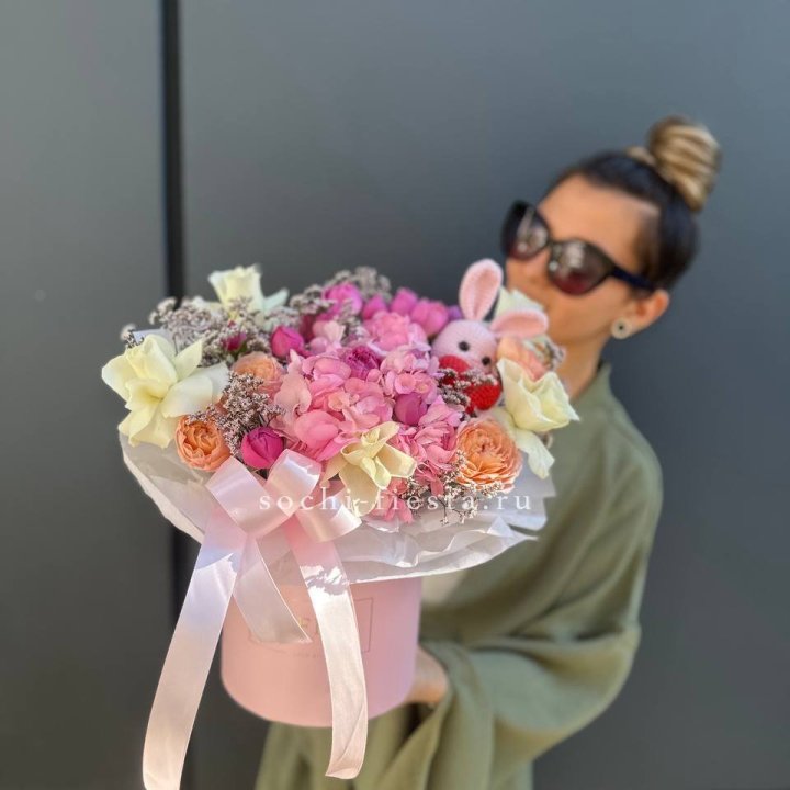 Дизайнерский цилиндр с игрушкой "Лола" в Архангельске