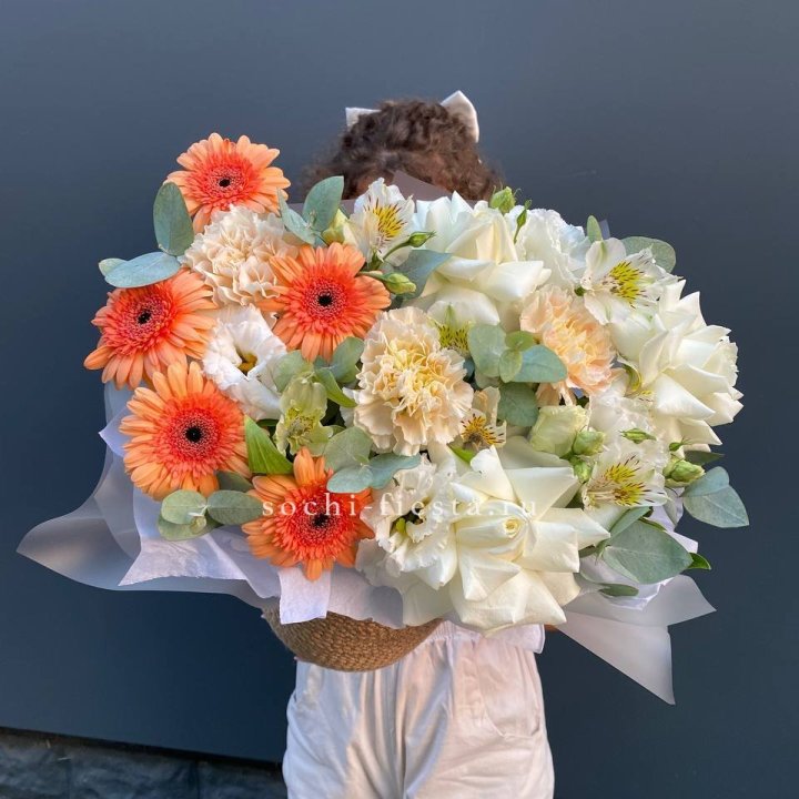 Розы и герберы в джутовом кашпо "Георгино" в Архангельске