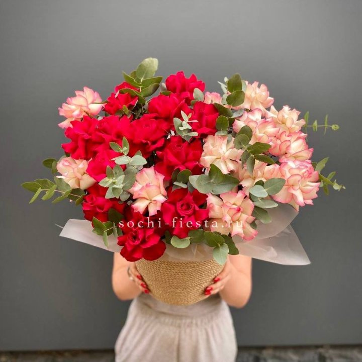 25 Французских роз в джутовом кашпо  в Архангельске