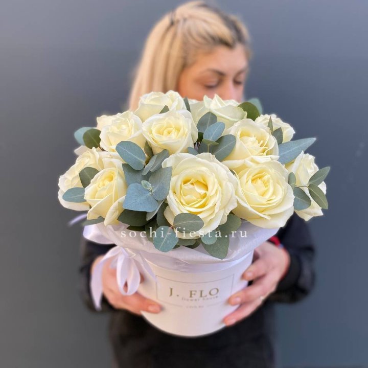 15 белых роз в боксе в Архангельске