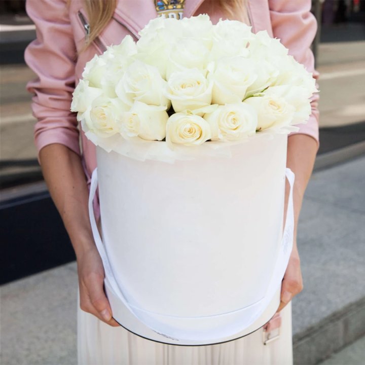 35 белых роз в цилиндре в Архангельске