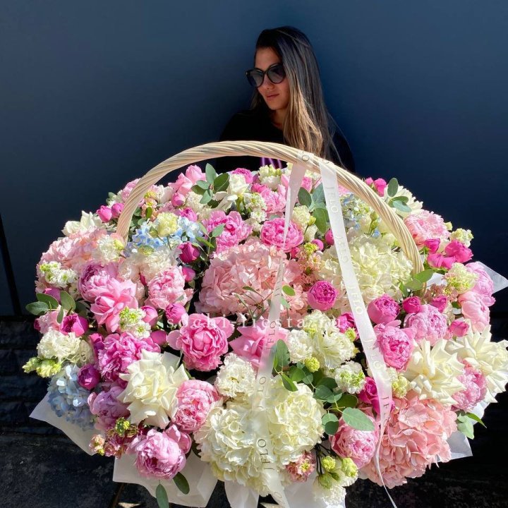 Цветочная корзина из пионов и пионовидных роз "Перфекте" в Архангельске