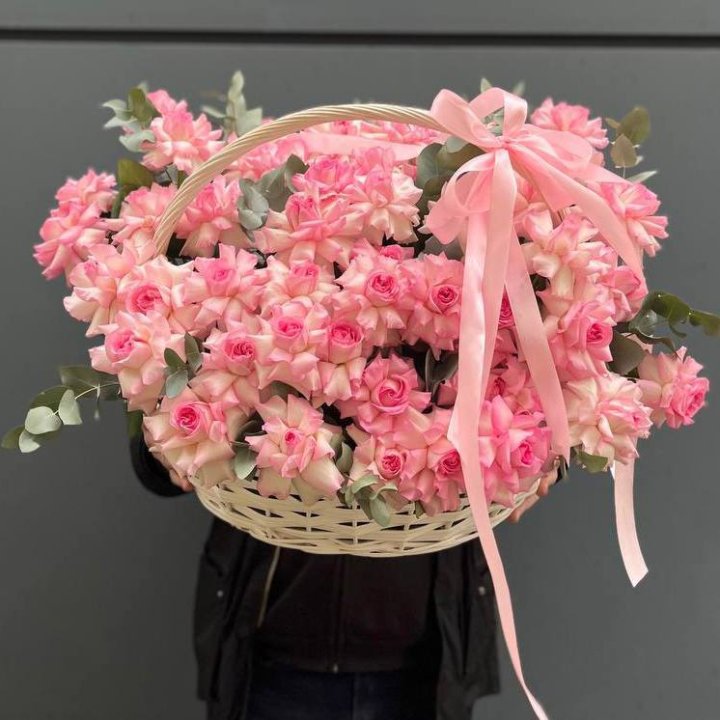 51 розовая роза в корзине в Архангельске