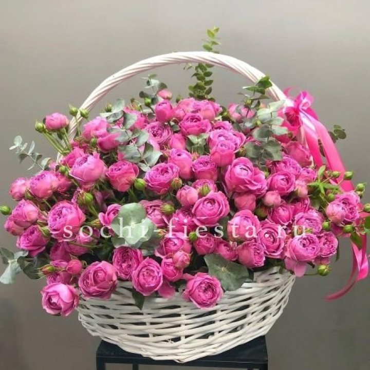 65 пионовидных кустовых роз в корзине в Архангельске