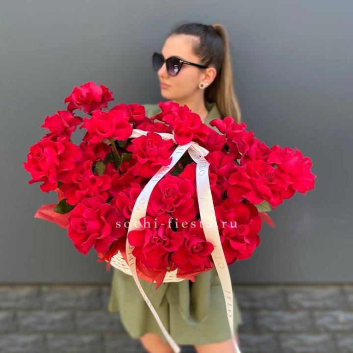 Красные французские розы в корзине в Архангельске