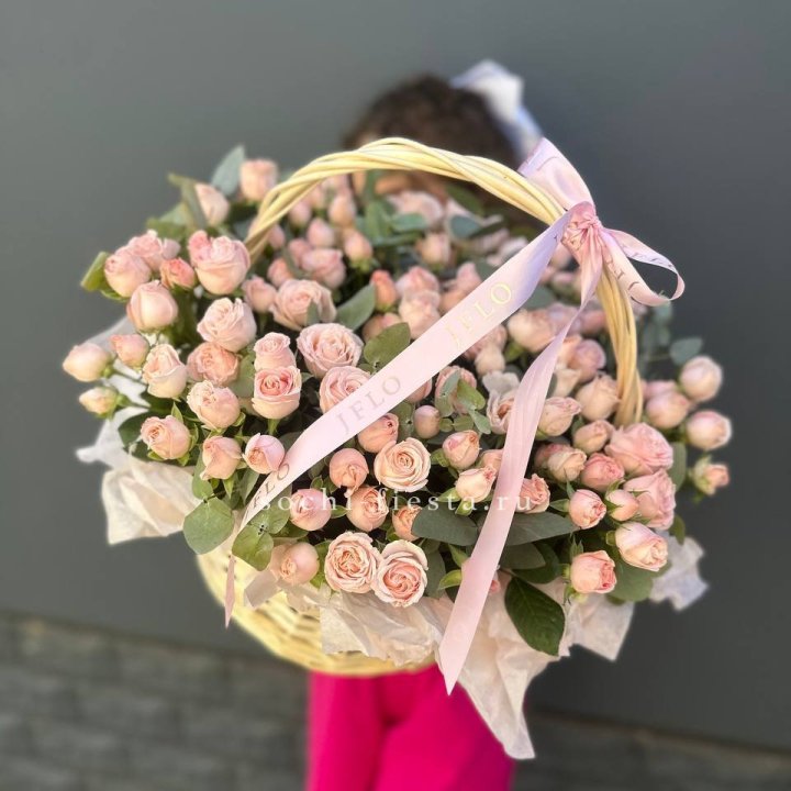 Корзина кустовых пионовидных роз в Архангельске