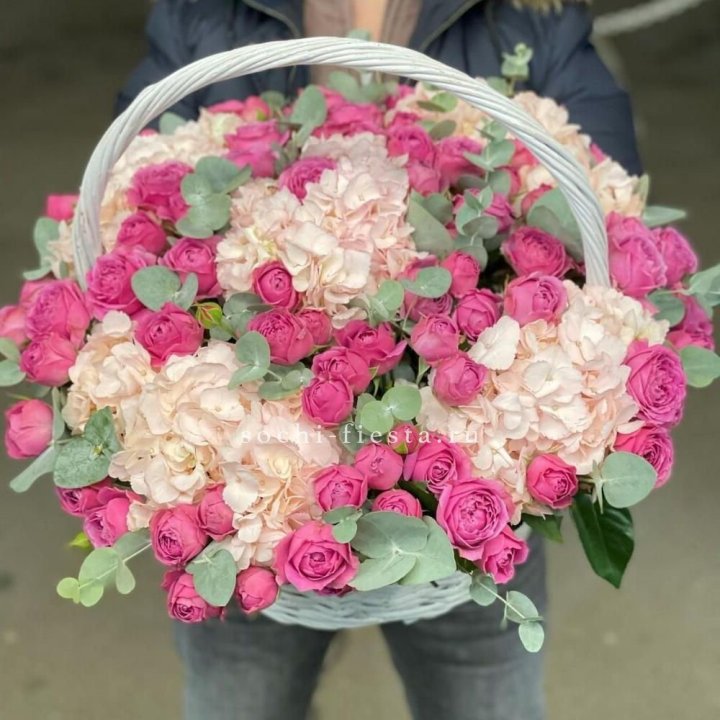 Корзина с гортензией и Мисти Баблс в Архангельске