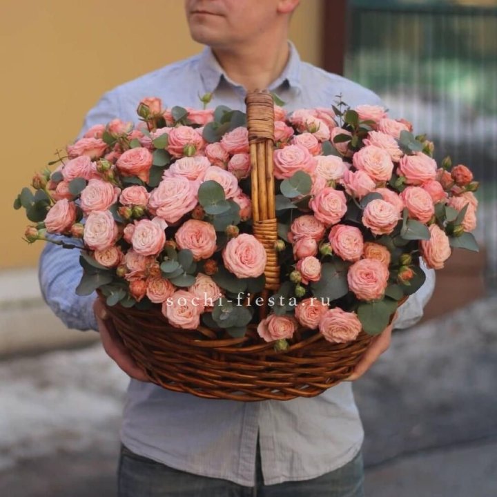 Корзина из 101 пионовидной розы в Архангельске