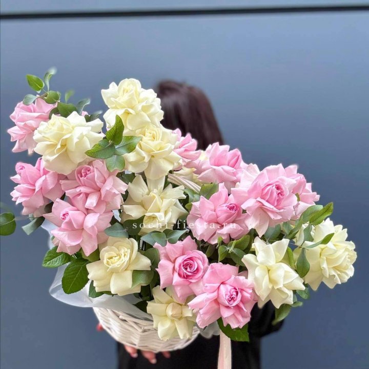 25 Французских роз в корзине в Архангельске