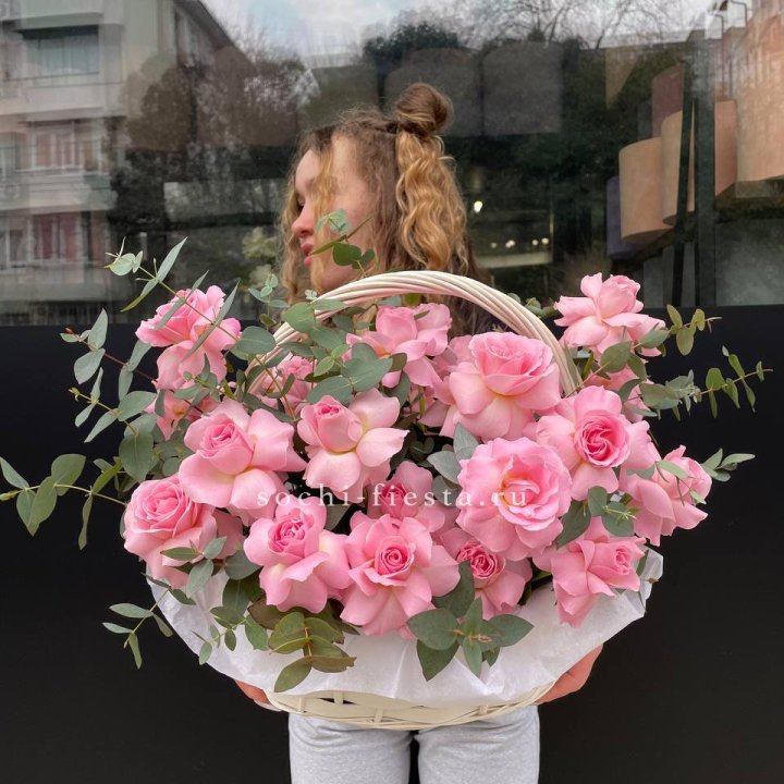 25 роз в цветочной корзине  в Архангельске