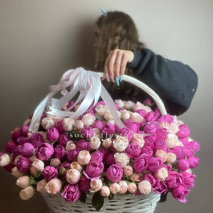 Премиум корзина пионовидных кустовых роз в Архангельске