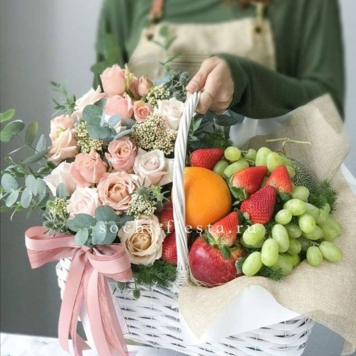 Фруктовая корзина c цветами в Архангельске